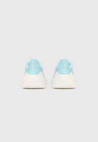 Zapatillas deportivas azules y rosas con parte superior de malla texturizada y suelas blancas acolchadas, con un diseño redondeado y lengüeta en el talón.