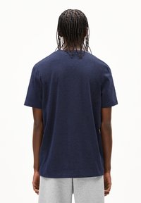 Navy katoenen T-shirt met een relaxed fit, korte mouwen en een ronde hals. Onopvallende stikdetails aan de zoom.