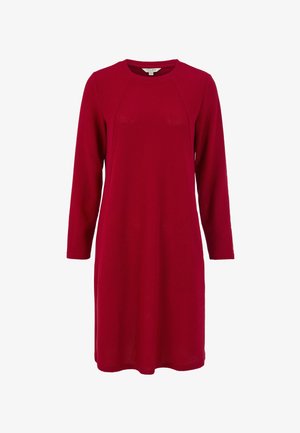 Röd ribbad klänning med långa ärmar, rund hals och en avslappnad passform. Har en subtil vertikal textur och faller ovanför knäet.