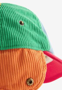 Värvikas korgist müts, millel on roheline, oranž ja sinine paneel. Omab tekstuurset kangast, snapback-kinnitust ja metallist detaili.