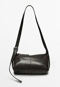 Borsa a spalla in pelle scura con forma arrotondata, tracolla regolabile e chiusura con zip superiore. Presenta una superficie liscia e un design minimalista.