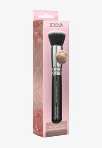 Pennello fondotinta ZOEVA con testina nera densa, ferula argento e manico nero opaco; confezionato in una scatola rosa con accenti dorati.