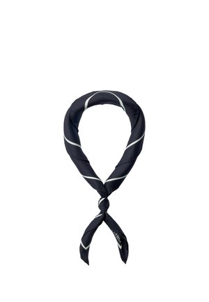 Czarny jedwabny szalik z cienkimi białymi ukośnymi paskami, luźno zawiązany w supeł w centrum, z końcami zwisającymi w dół.