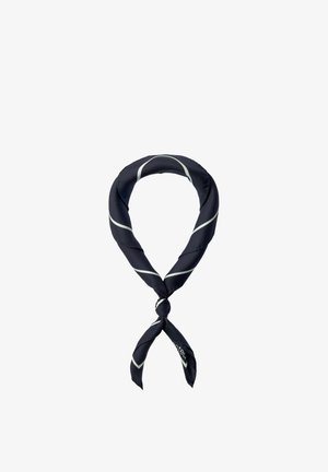 Czarny jedwabny szalik z cienkimi białymi ukośnymi paskami, luźno zawiązany w supeł w centrum, z końcami zwisającymi w dół.