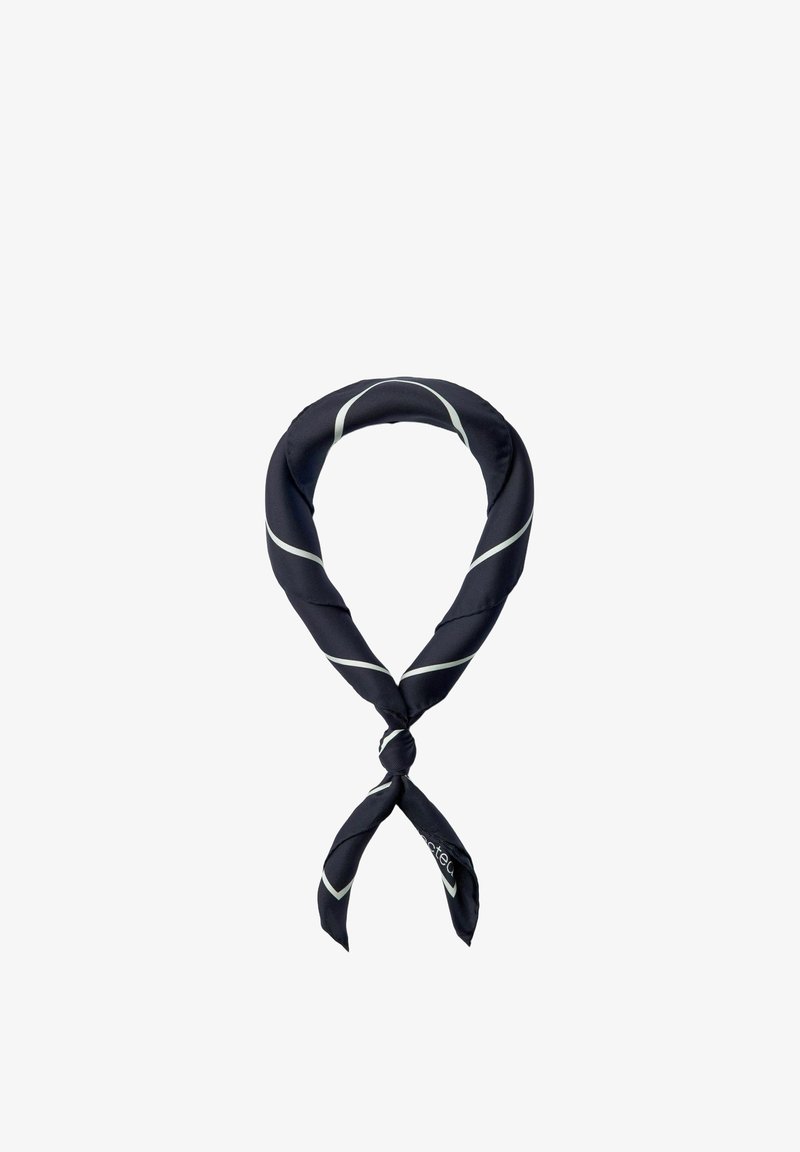 Écharpe en soie noire avec de fines rayures diagonales blanches, nouée en un nœud lâche au centre avec des extrémités pendantes.