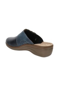 Mule blu navy da donna, con soletta beige imbottita e suola marrone sagomata, vista laterale su sfondo bianco.
