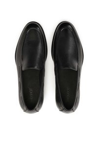 Črne usnjene loafer čevlje z teksturiranim zgornjim delom, zaobljenimi prsti in minimalnimi detajli šivanja. Notranja podloga je temna z diskretno blagovno znamko.