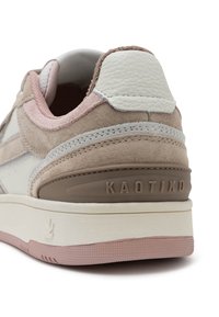 Ljubavnici sportskih tenisica, evo modela koji se ističe kombinacijom bež nubuka i pastelnim naglascima, bijelim kožnim potpisom na peti i debelim gumenim potplatom s "KAOTIKO" brendiranjem.