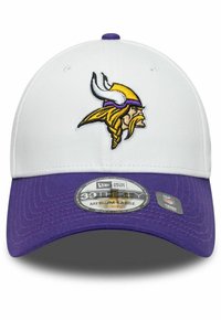 Gorra de béisbol blanca con visor morado. Presenta un logo bordado de vikingo en la parte frontal. La etiqueta muestra el tamaño "Mediano-Grande" y la marca "New Era."