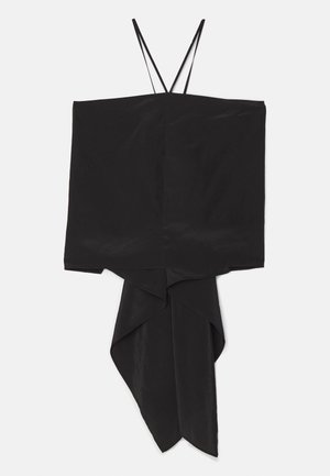 Sort ermløst topp med en boksform og asymmetrisk kant, laget av et glatt stoff. Tynne stropper og et drapert, spiss design nederst.