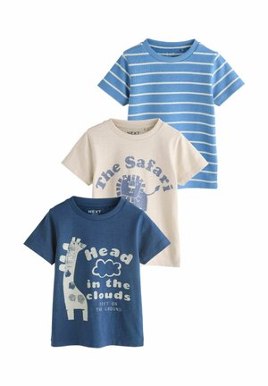 Drei T-Shirts mit kurzen Ärmeln: eines blau gestreift, eines beige mit Safari-Grafik und eines dunkelblau mit Giraffen- und Textdesign. Baumwollmaterial.
