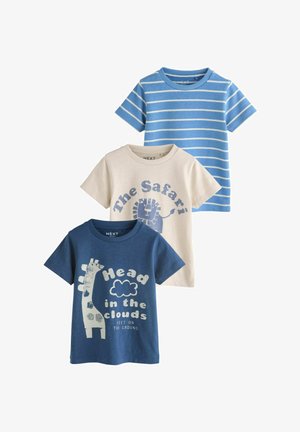 Tre magliette a maniche corte: una a righe blu, una beige con grafica safari, una blu scuro con disegno di giraffa e testo. Materiale in cotone.