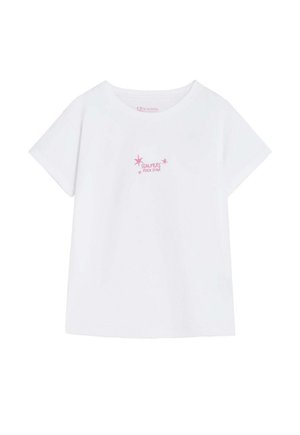 Camiseta blanca de manga corta con texto rosa '"Scalpers Rock Star"' y diseños de estrellas centrados en el pecho.