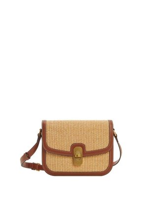 Sac bandoulière en paille tissée de taille moyenne, de couleur beige avec des accents en cuir marron. Il dispose d'un rabat avant avec un fermoir doré et d'une bandoulière réglable.