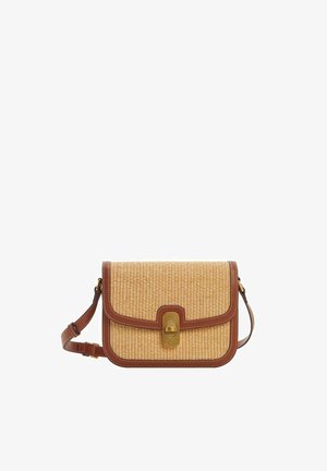 Borsa a tracolla di media grandezza, intrecciata in paglia color miele con accenti in pelle marrone. Presenta una chiusura a patta con un gancio in tono oro e una tracolla regolabile.