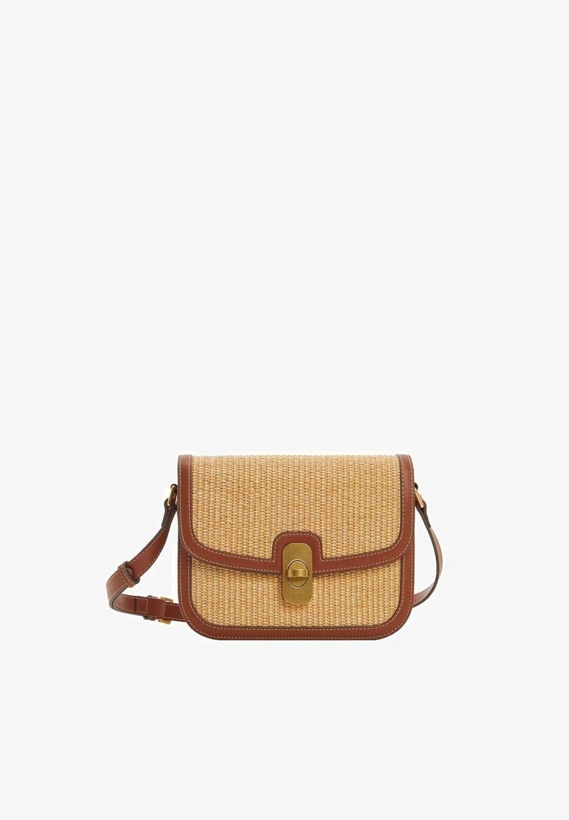 Středně velká, hnědá tkaná slámová kabelka přes rameno s hnědými koženými akcenty. Má přední klopu s uzávěrem ve zlatém tónu a nastavitelný popruh.