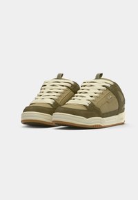 Adidași înalți din suede verde și textil, cu șireturi crem, accente texturate și talpă din cauciuc caramel. Dispun de o etichetă la călcâi și detalii cu branding.
