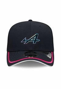 Marineblaue Baseballmütze mit einem auffälligen reflektierenden "A"-Logo, pinken Akzentnähten entlang des Schirms und einer weißen Futter.