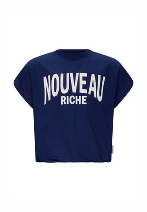 Donkerblauw T-shirt met korte mouwen en witte tekst "NOUVEAU RICHE" op de voorkant, met een ronde hals.