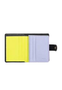 Portafoglio nero con interni gialli, dotato di molteplici scomparti per carte e una sezione viola chiaro, realizzato in pelle liscia. Vista aperta.