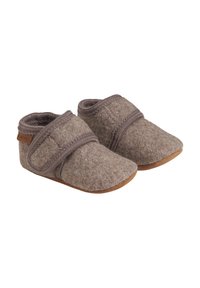 Bruine vilten slippers met een zachte textuur, ronde neus en een klittenbandsluiting. Voorzien van een tan suède zool en contrasterende stiksels.