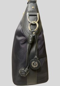 Borsa a mano in tessuto nero con dettagli in pelle strutturata, caratterizzata da una forma arrotondata, hardware in argento e un dettaglio decorativo a nodo.