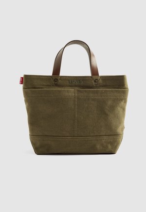 Olijfgroene canvas tote bag met bruine leren handvatten, voorvak en klein rood Levi's-label op een witte achtergrond.