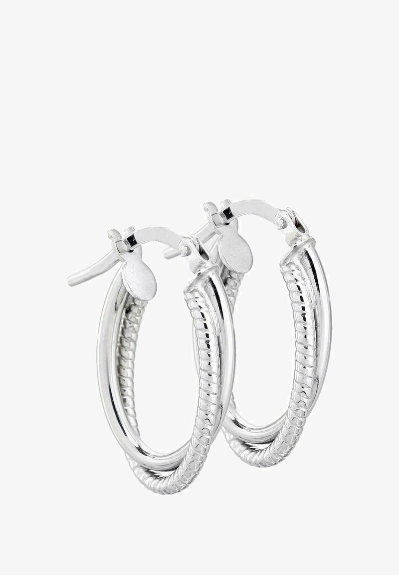 Sidabriniai apyrankės auskarai su tekstūruotu, susuktos formos dizainu. Jie turi hinged užsegimą, užtikrinantį saugų prisisegimą, ir poliruotą paviršių.