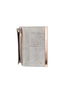 Gråt tekstureret pung med gyldent lynlås og ramme, delvist åben med indvendige rum synlige, isoleret på hvid baggrund.