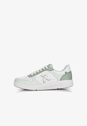 Schnürsneaker in Weiß und Hellgrün, mit durchbrochener Zehenpartie, glatter Textur, Gummisohle und auffälligem Logoakzent an der Seite.