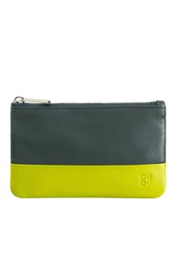 Portafoglio in pelle verde scuro e giallo brillante, con una superficie liscia, chiusura a zip e logo in rilievo sulla sezione gialla.