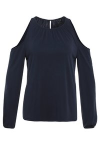 Tmavě modrý top s dlouhými rukávy, s vykrojenými odhalenými rameny, nařaseným výstřihem a hladkou tkaninou. Jednoduchý design bez viditelných vzorů nebo kovových doplňků.