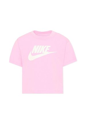 Jasnoróżowy krótki top z krótkim rękawem z białym logo Nike i znakiem Swoosh na środku z przodu na białym tle.