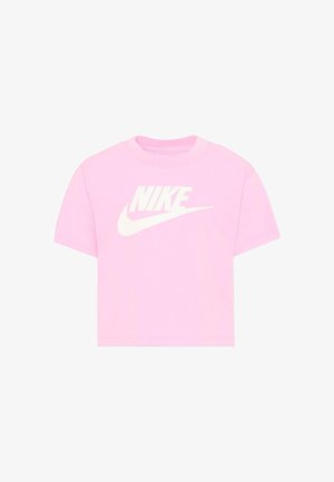 Jasnoróżowy krótki top z krótkim rękawem z białym logo Nike i znakiem Swoosh na środku z przodu na białym tle.