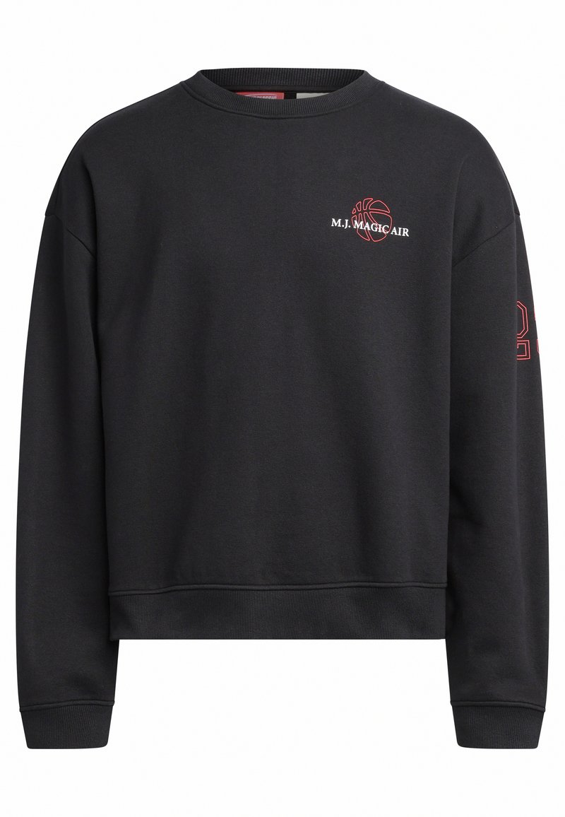 Sudadera de cuello redondo de manga larga negra con un gráfico de baloncesto rojo y el texto "M.J. MAGIC AIR" en el pecho, y el número "23" en rojo en la manga.
