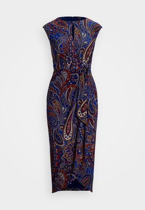 Navigált mintájú ruha tengerészkék, piros és arany színekben. Feszes fazonú, ujjatlan dizájnnal rendelkezik, és drapírozott derékkal, térd hosszúságú szegéllyel.