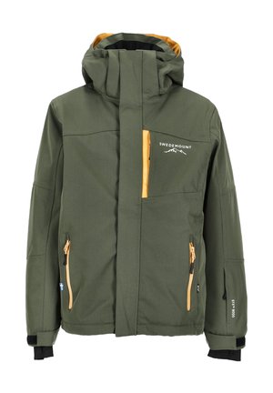 Veste imperméable verte avec des accents orange, poches zippées, capuche réglable et détails logo. Design fonctionnel pour une utilisation en extérieur.