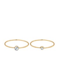 Goldringe mit runden, klaren Edelsteinen, die im Zentrum jedes Rings eingesetzt sind. Einfaches, glattes Design mit einer polierten Oberfläche.