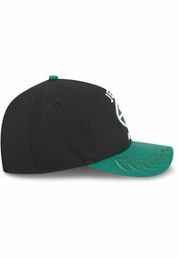 Casquette noire avec une visière verte, présentant des détails brodés et un motif de feuilles texturé sur le bord de la visière.