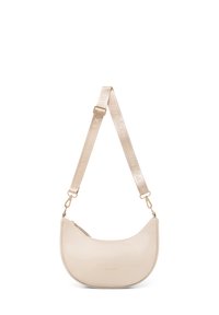 Borsa a spalla in pelle color crema, con una forma curva, dotata di chiusura con zip e una tracolla regolabile e a fantasia con dettagli in oro.