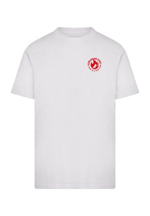 Camiseta de algodón blanca de manga corta, con un gráfico circular rojo que presenta llamas y el texto "SIEMPRE EN LLAME" en la zona del pecho.