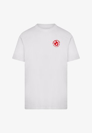 Witte katoenen t-shirt met korte mouwen, met een ronde rode grafiek met vlammen en de tekst "ALWAYS ON FIRE" op het borstgedeelte.