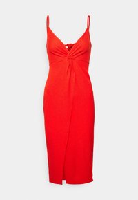Robe midi rouge sans manches avec fines bretelles, encolure en V, détail de nœud à l'avant et fente sur le devant.
