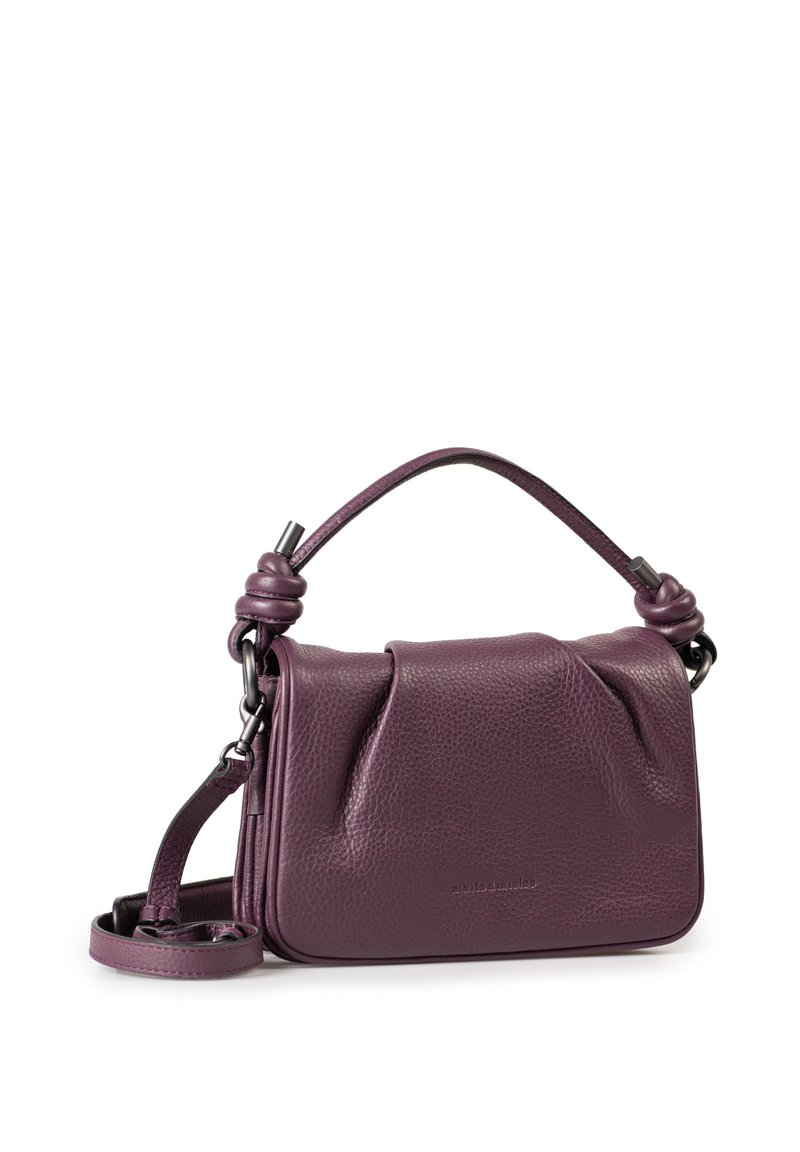 Borsa a tracolla in pelle viola con superficie testurizzata, manico superiore annodato e tracolla removibile. Presenta un design rettangolare elegante.