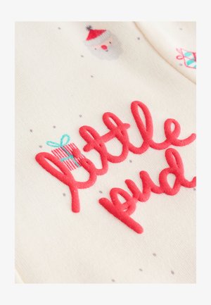 Krēmkrāsas audums ar sarkanu reljefpantu "little pud", kas attēlo Santaklausu un dāvanas, kā arī izkaisīts ar gaiši pelēkām punktiņiem.