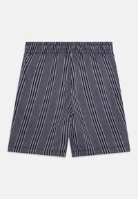 Marineblå og grå stripete shorts med elastisk midje, laget av et lett stoff og med en avslappet passform. Vertikale linjer i mønsteret.
