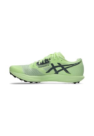 Chaussure de course Asics Sonicsracer XC vert clair avec logo noir, lacets et pointes sous la semelle pour usage sur piste.