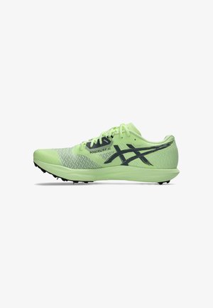 Chaussure de course Asics Sonicsracer XC vert clair avec logo noir, lacets et pointes sous la semelle pour usage sur piste.