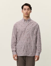 Camisa abotonada a rayas blancas y burdeos con pequeños patrones florales marrones. Manga larga, cuello estándar y detalle de bolsillo en el pecho.