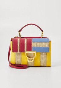 Sac à main multicolore comprenant du cuir rouge, du similicuir jaune et une texture tissée. Il est équipé de ferrures dorées, d'une poignée supérieure et d'une bandoulière amovible.